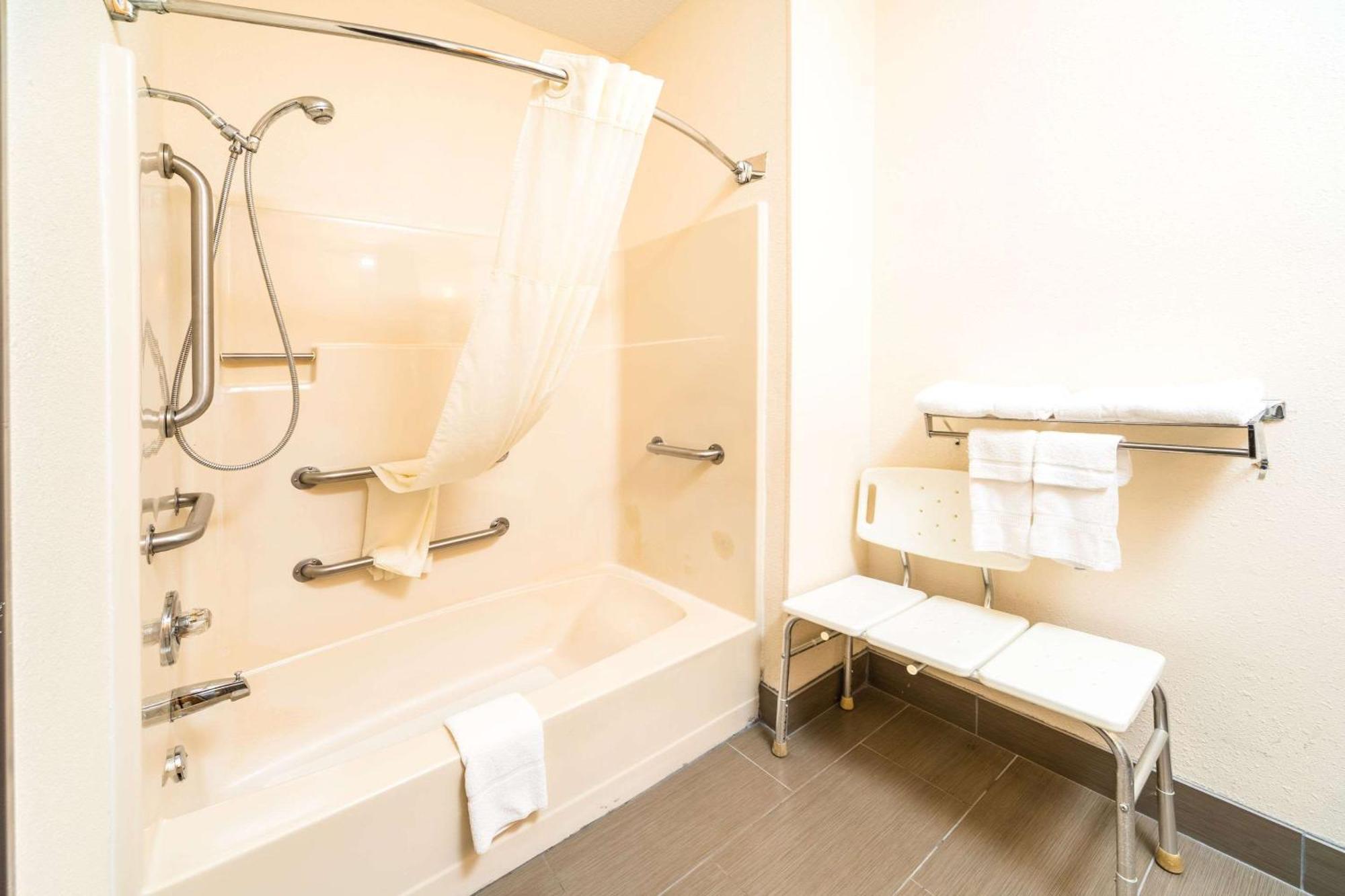 Quality Inn & Suites Danville Bagian luar foto